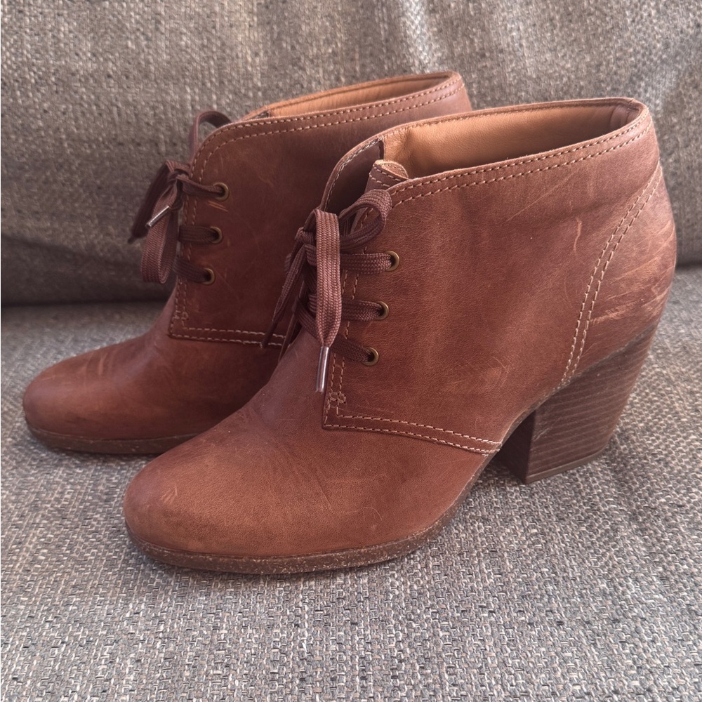 Like new - Clarks Artisans brown leather lace up booties size 8